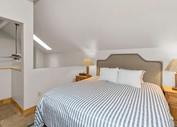 2 Bedroom Condominium - Luxury Skiin And Out